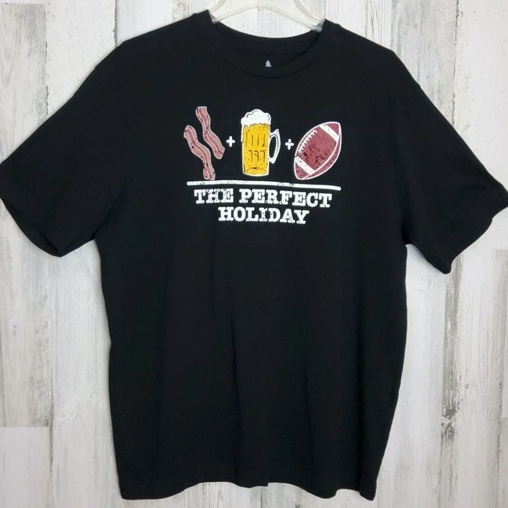 Holiday graphic t-shirt🏈‎